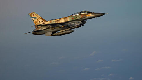 מטוס F16 משייט למטרה עם פצצות מונחות לייזר, ומיכל נתיק תחת הגחון, צילום:  חיל האוויר הישראלי