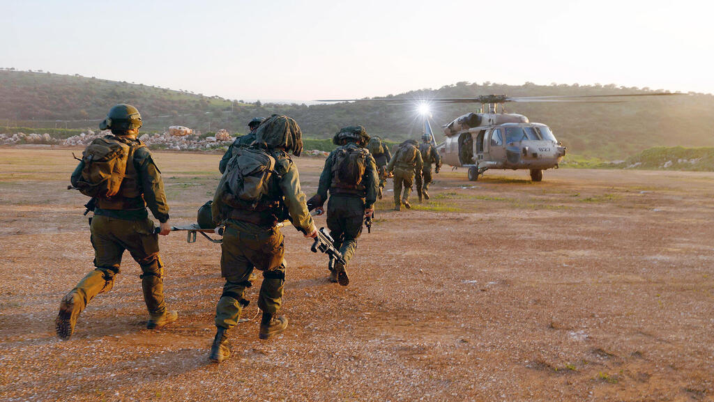 פינוי פצועים (ארכיון). באוצר מבינים שיש קושי ציבורי וערכי להקטין את זכויות הלוחמים (צילום: jalaa marey / AFP) חיילים בעזה פינוי פצועים של יחידת 669