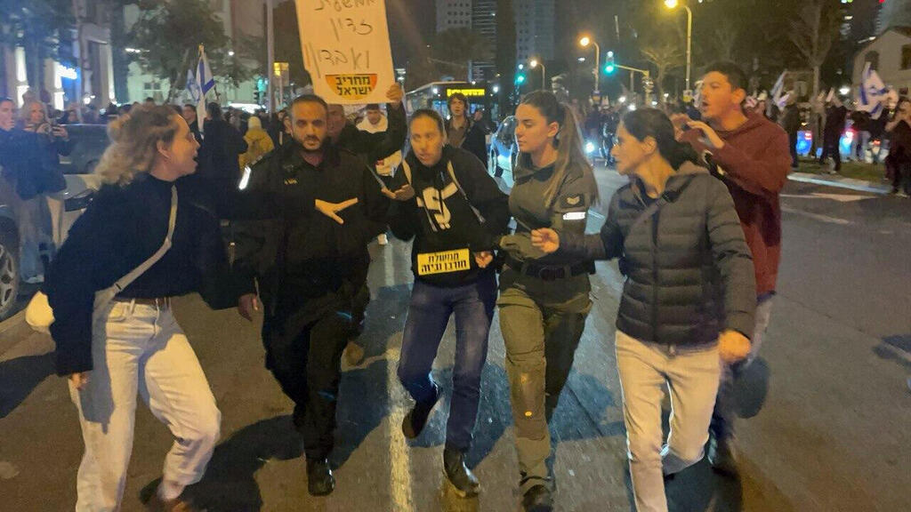 מעצר ב קפלן תל אביב הפגנה מפגינים מפגינות מחאה מוחים נגד הממשלה 10.2.24