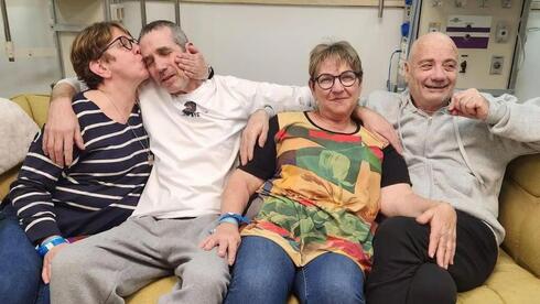 מימין: לואיס הר, קלרה מרמן, פרננדו מרמן וגבריאלהליימברג בבית החולים לאחר החילוץ,  