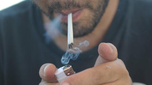 היסטוריה בבריטניה: מי שנולד מ-2009 לא יוכל לקנות סיגריות לעולם