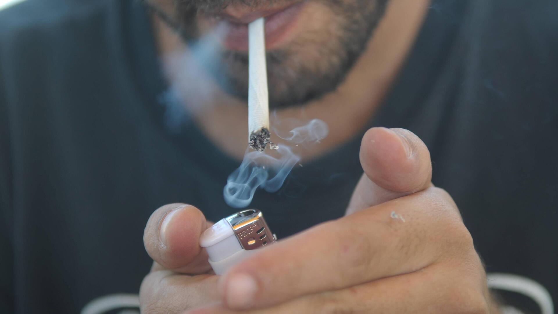 עישון מעשן סיגריה סיגריות טבק מגולגל