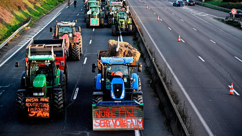 מחאות החקלאים משתקות את אירופה