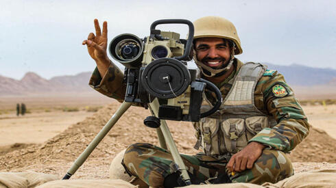 חייל איראני עם הטיל המסוכן, צילום: Tasnim