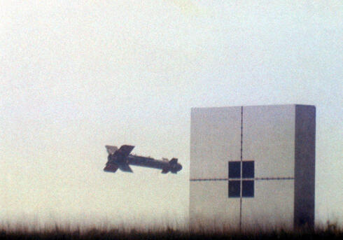 רגע לפני הבול. פצצת גלישה מונחית טלוויזיה, צילום: USAF