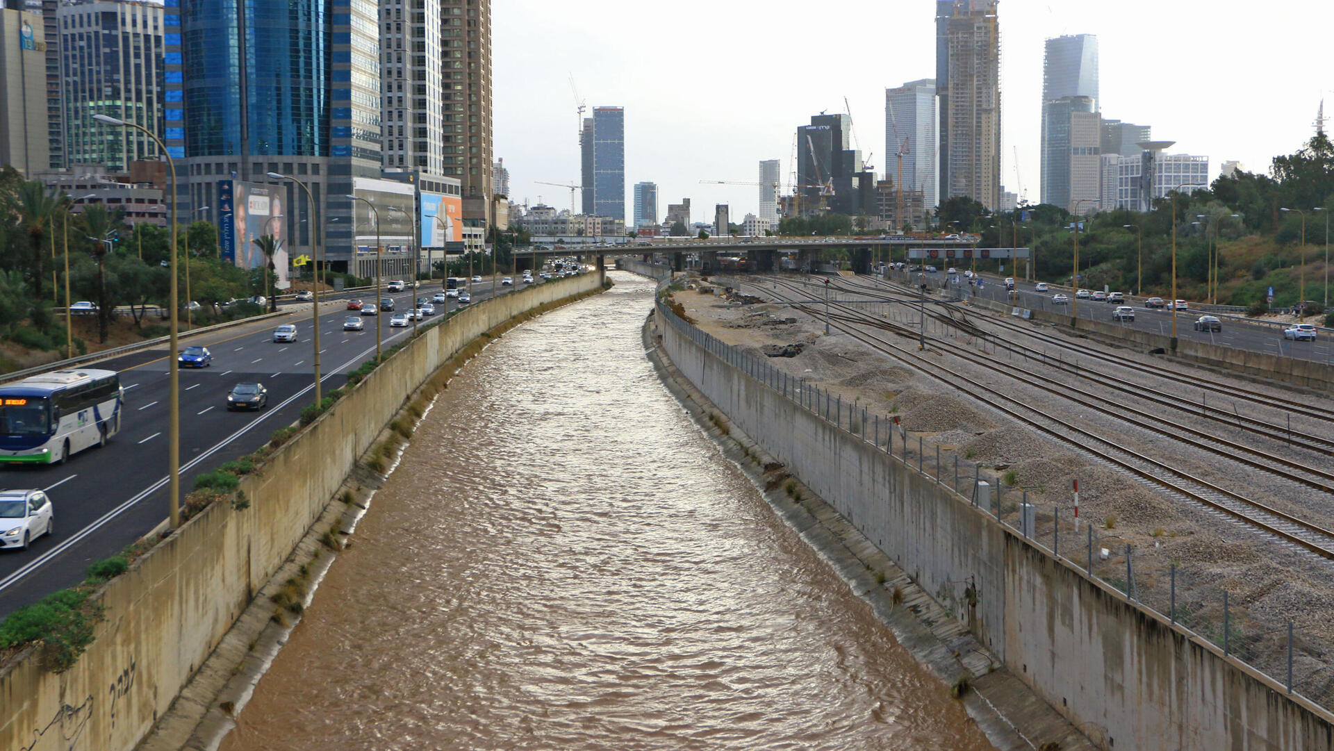 נחל איילן זורם בסמוך ל נתיבי איילון 2016