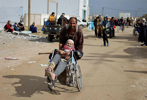 מפנים חולים מתוך בית חולים נאסר, צילום: REUTERS/Mohammed Salem