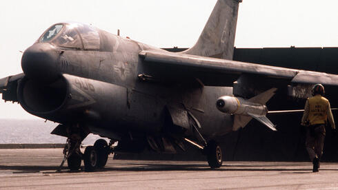 פצצת גלישה מונחית טלוויזיה מדגם וולאיי, על כנפו של מטוס A7, צילום: USN