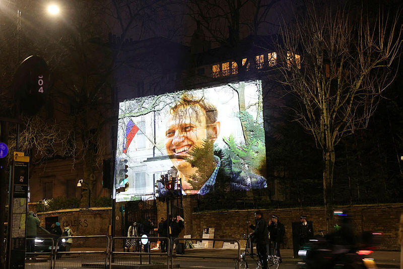 תמונתו של אלכסיי נבלני מנהיג האופוזיציה ב רוסיה שמת בכלא ב16.2.24 מוקרנת על שגרירות רוסיה ב לונדון