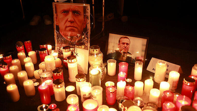 נרות שהודלקו ב מינכן גרמניה לזכרו של אלכסיי נבלני מנהיג האופוזיציה ב רוסיה שמת בכלא 16.2.24