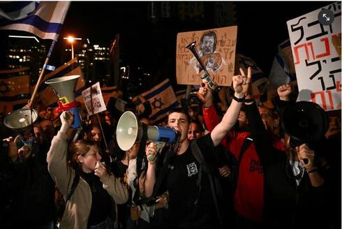 מפגינים בתל אביב, הערב, צילום: REUTERS/Dylan Martinez)