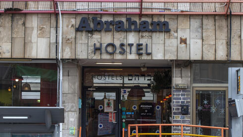 מאות מתנגדים לתוכנית המגדלים באברהם הוסטל בי-ם: "מכת מוות לעסקים, חשד לאפליית חרדים"