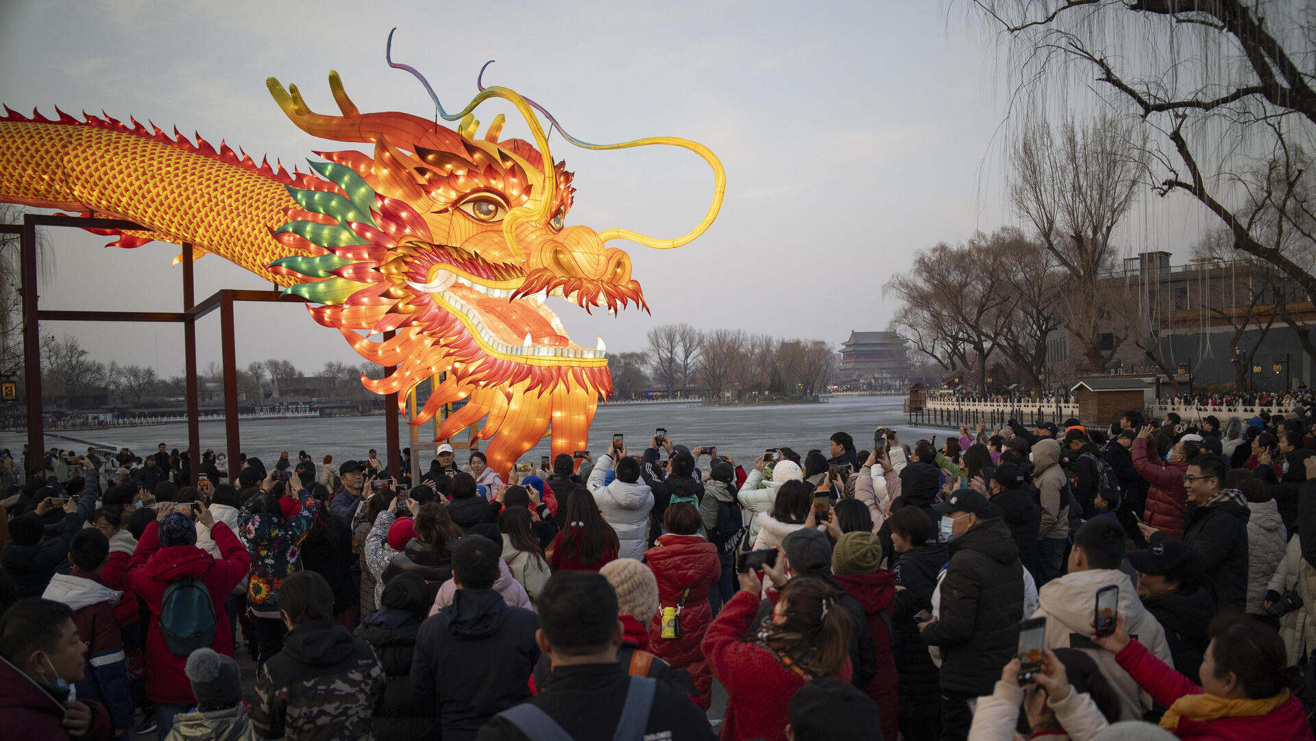 אנשים חוגגים את תחילת שנת הדרקון ב בייג'ינג סין 16.2.24