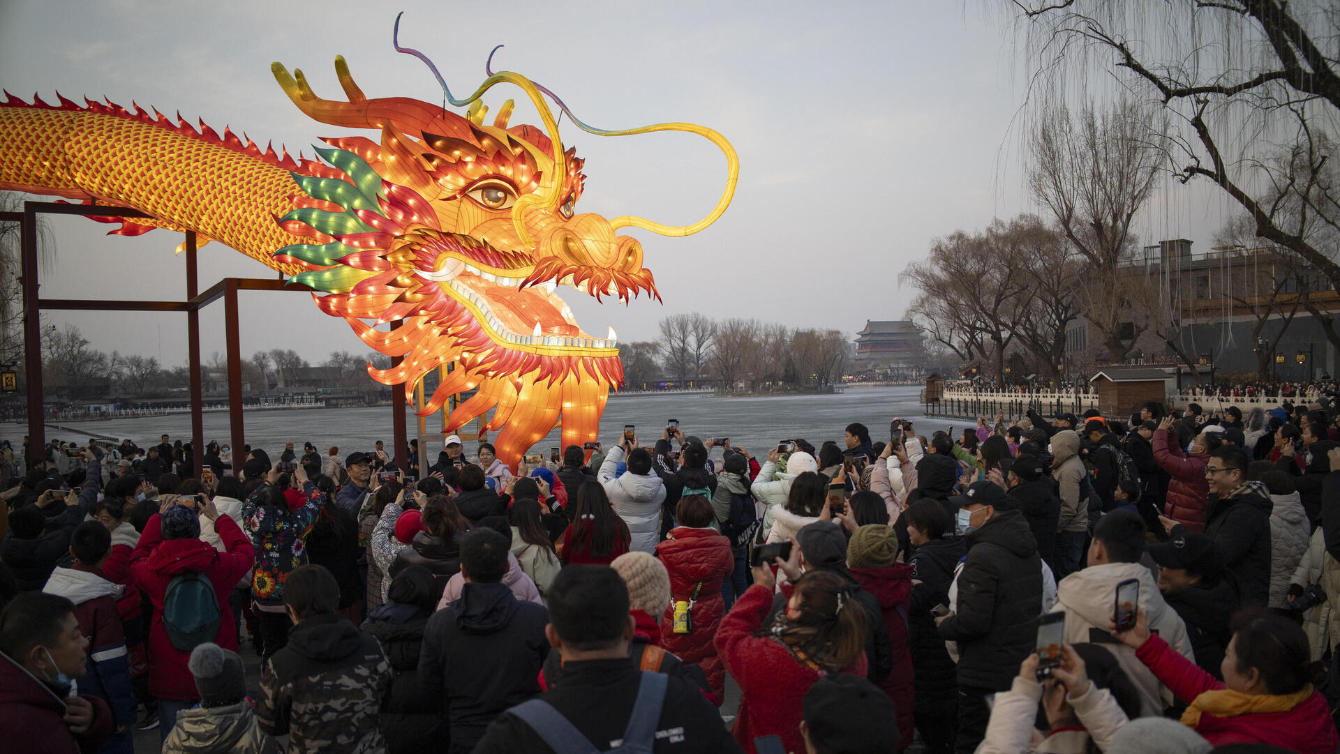 אנשים חוגגים את תחילת שנת הדרקון ב בייג'ינג סין 16.2.24