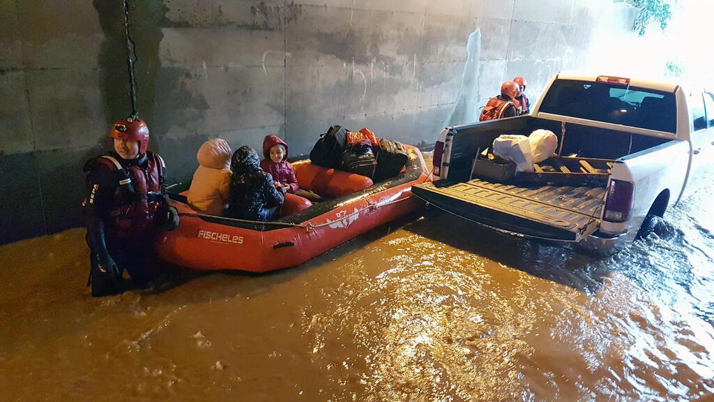 אזרחים מפונים מהצפה ב כפר חב"ד