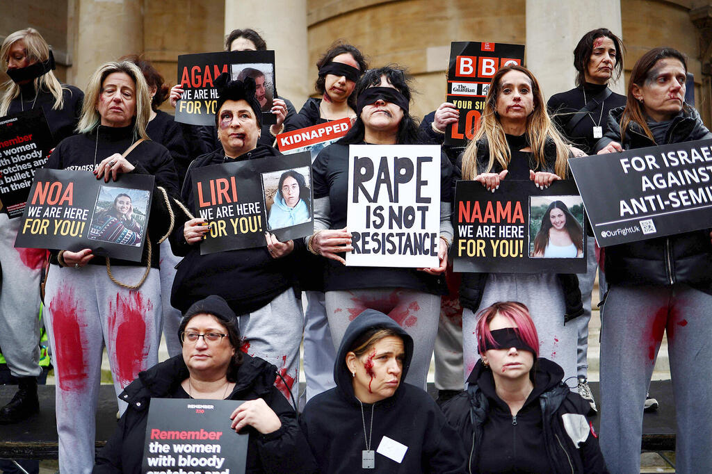 מגזין נשים 2024 מפגינות נגד אלימות מינית במלחמת עזה בלונדון החודש