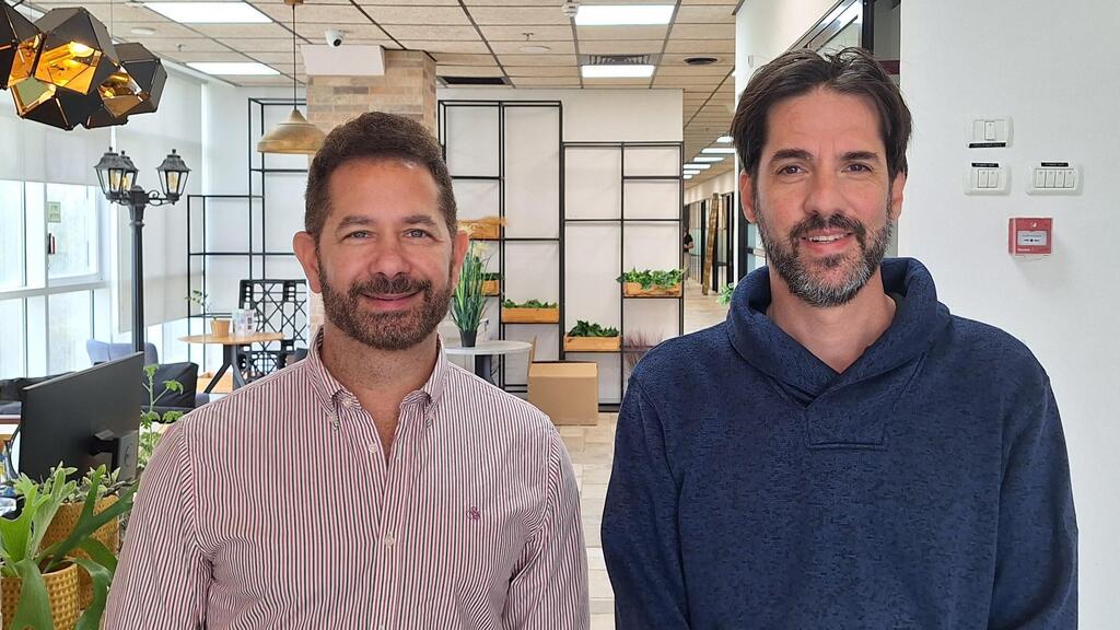 Ronnen Lovinger and Yoel Chetrit DustPhotonics