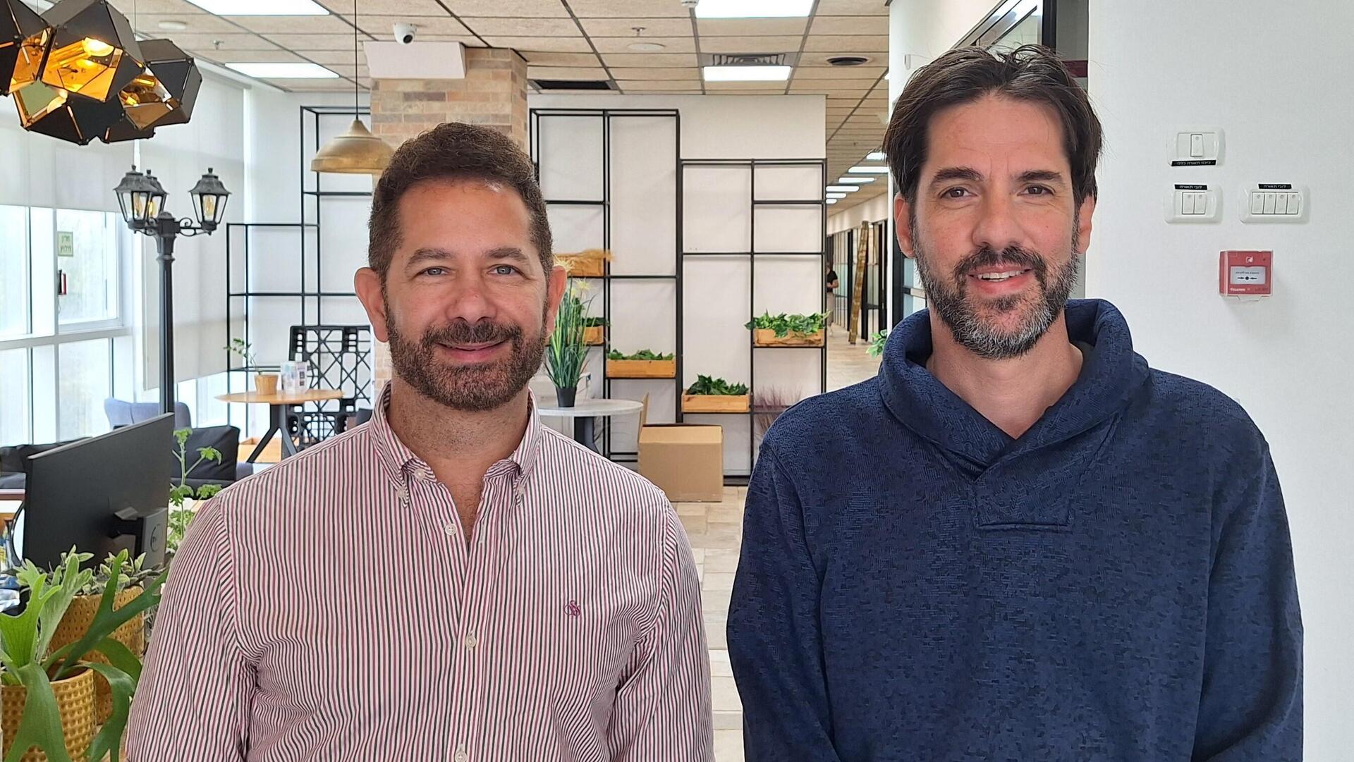 Ronnen Lovinger and Yoel Chetrit DustPhotonics