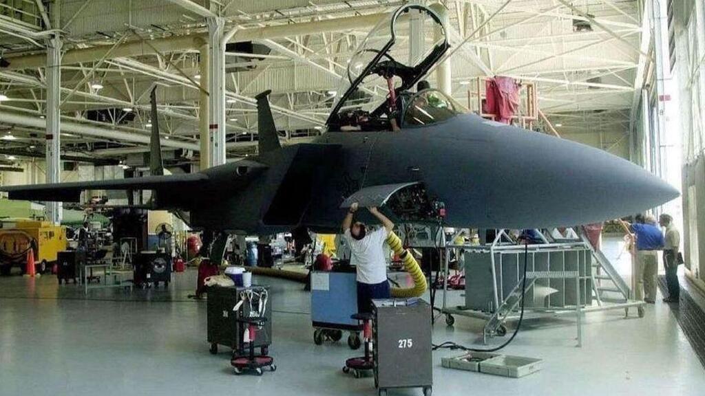 הקברניט מטוס קרב סופה F16
