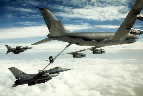 לא זזים בלי מיכלית. מטוסי F16 אמריקאים במלחמת המפרץ, צילום: USAF