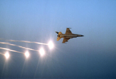 מטוס F16 משחרר נורים, צילום: USAF
