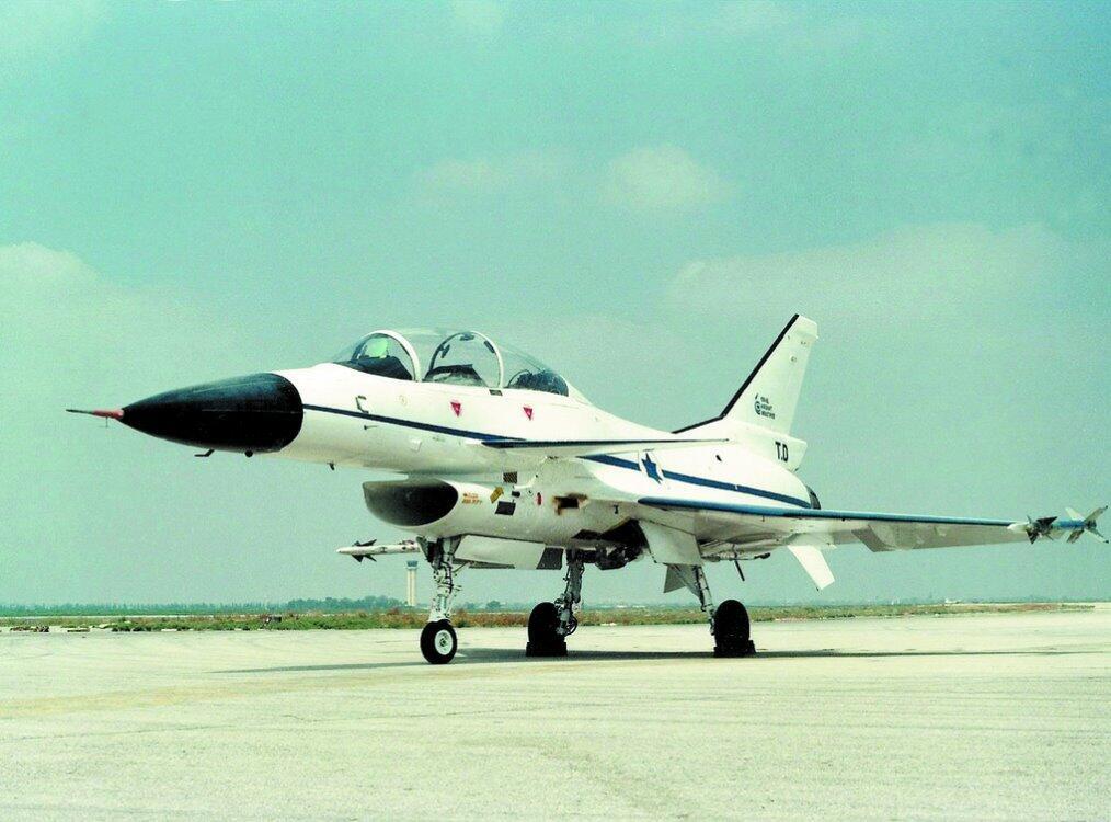 הקברניט מטוס קרב סופה F16