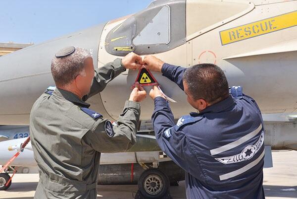 הטבעת סימן תקיפת הכור האטומי על חרטומו של מטוס סופה, צילום: חיל האוויר הישראלי
