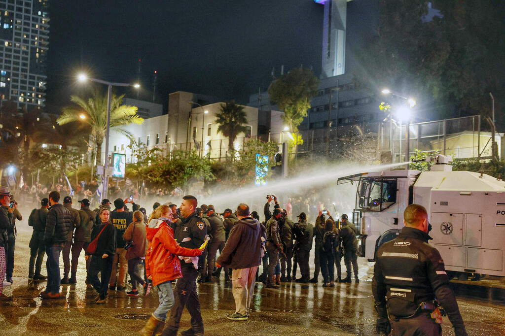 הפגנה ב קפלן ב תל אביב ה משטרה הפעילה מכתזית על ה מפגינים