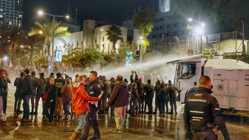 הפגנה ב קפלן ב תל אביב ה משטרה הפעילה מכתזית על ה מפגינים