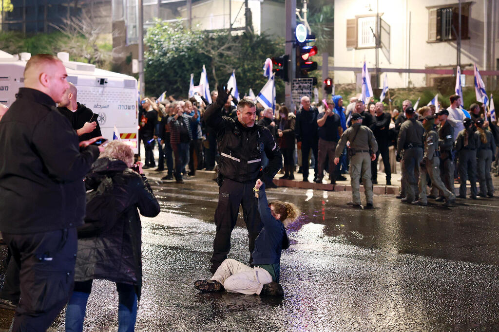 הפגנה ב קפלן ב תל אביב שוטר מעכב מפגינה