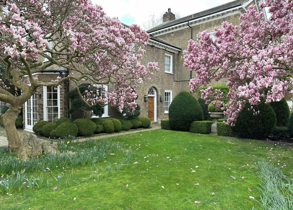 למכירה הבית של פרדי מרקיורי בקנסינגטון לונדון Garden Lodge