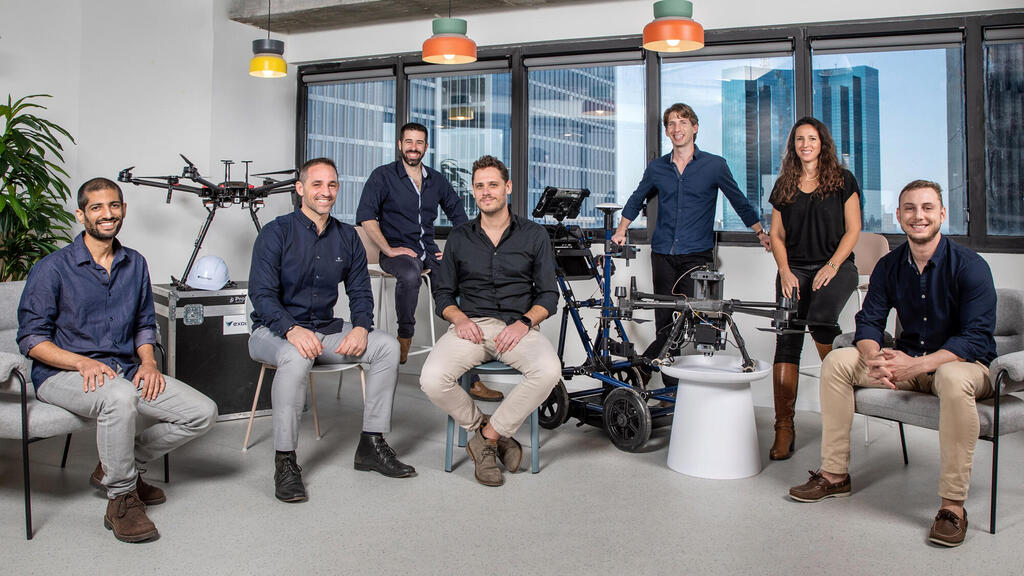 בכירי אקסודיגו עם ציוד של החברה (צילום: באדיבות אקסודיגו ) אקסודיגו