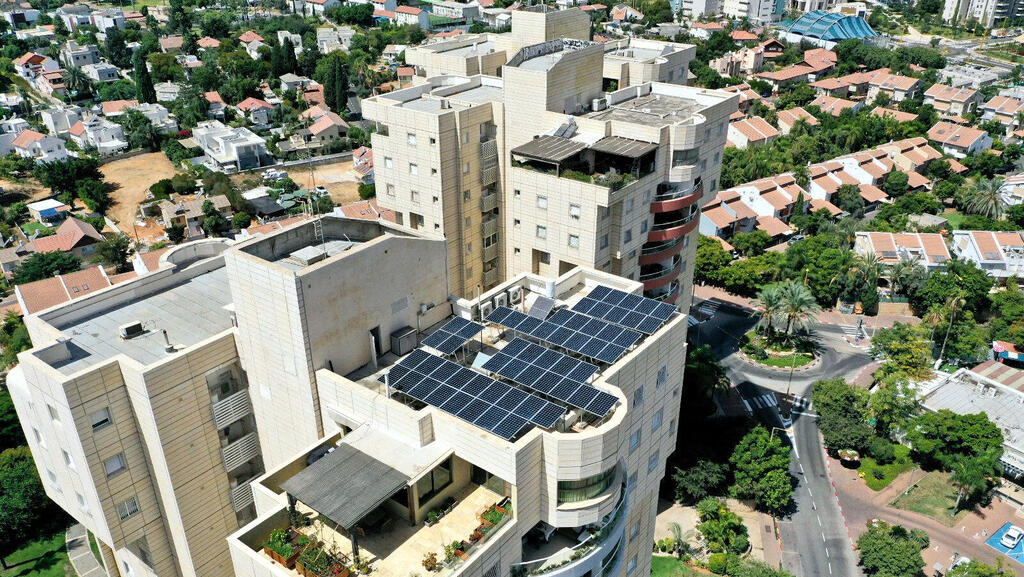 גג עירוני עם פאנל סולארי של חברת וולטה סולארי