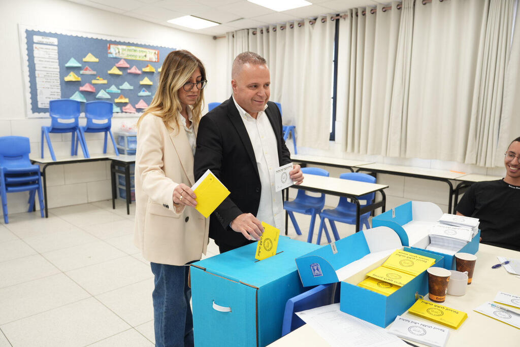 ראש עיריית אשקלון תומר גלאם מצביע ב קלפי בחירות מקומיות 27.2.24