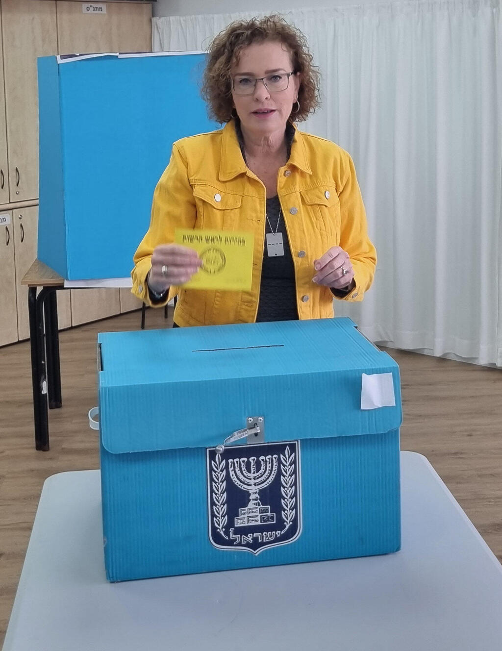 ראש עיריית חיפה עינת קליש רותם מצביעה ב בחירות מקומיות 27.2.24