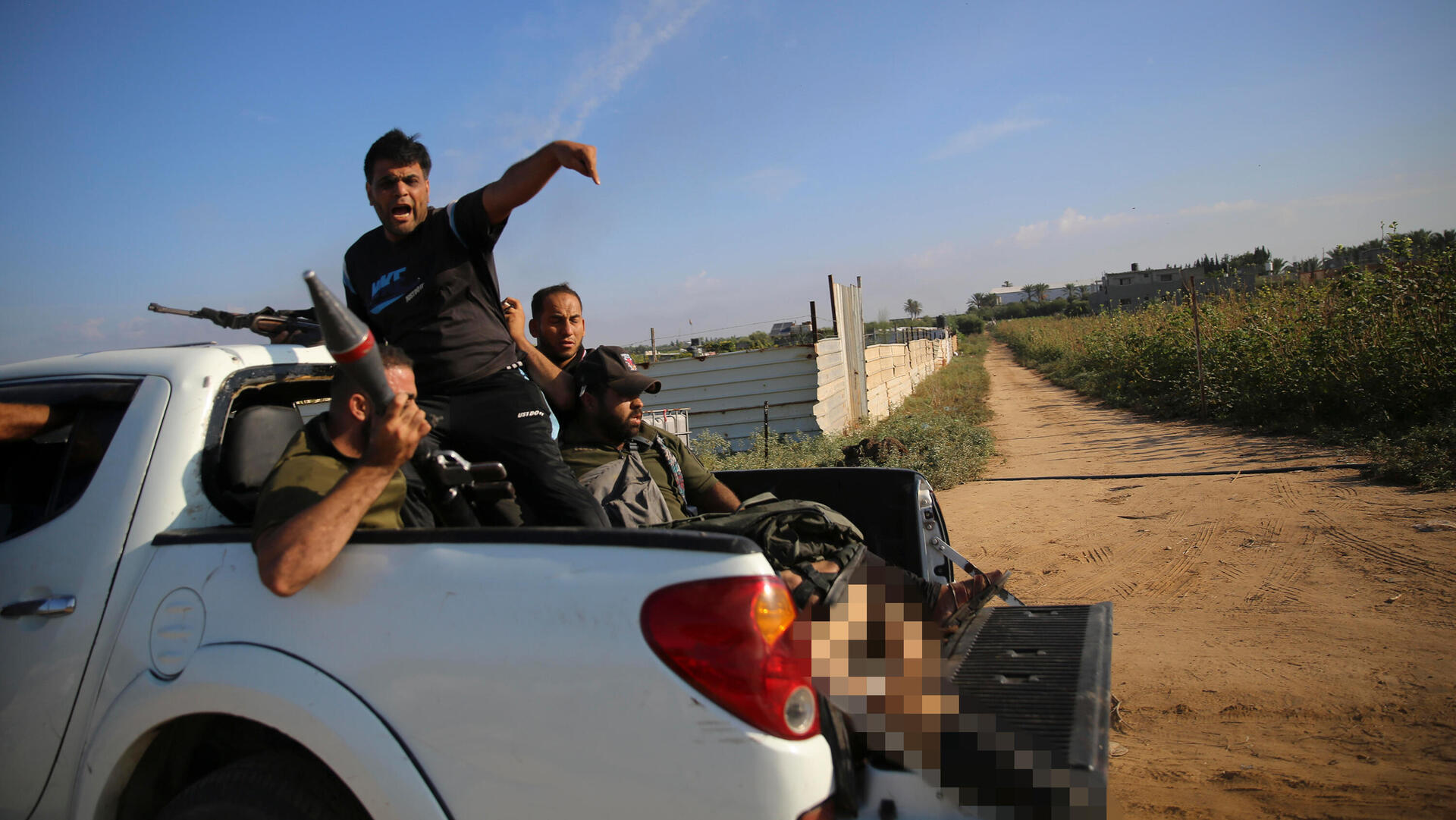 7.10 מחבלים חמאס נוסעים ב טנדר עם ה גופה של שני לוק חטופה נחטפה ל עזה חרבות ברזל