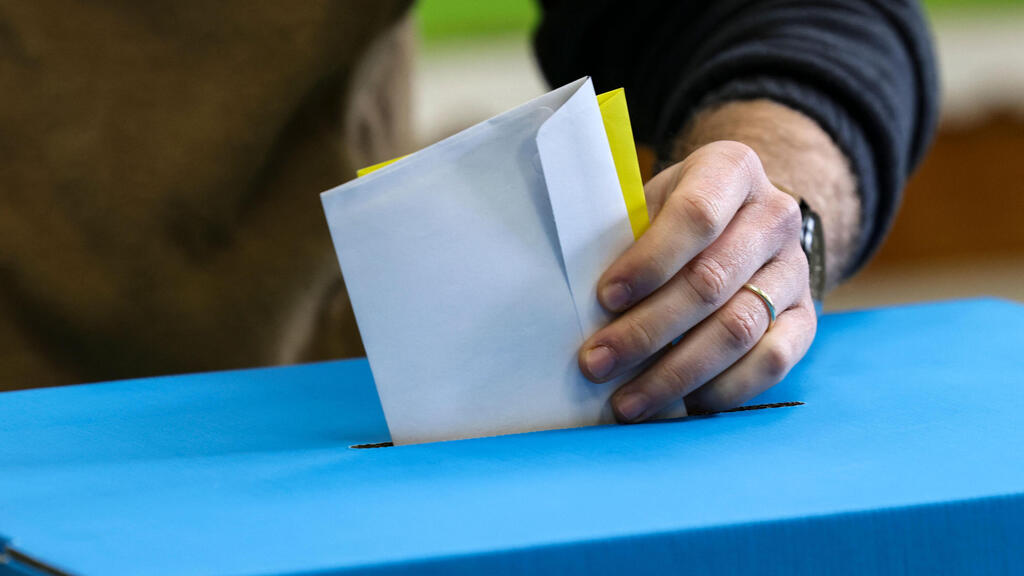 נתגלו ליקויים משמעותיים בהיערכות להשפעות של גורמים זרים על בחירות 2026" (צילום: RONALDO SCHEMIDT / AFP) קלפי ב ירושלים בחירות מקומיות 27.2.24