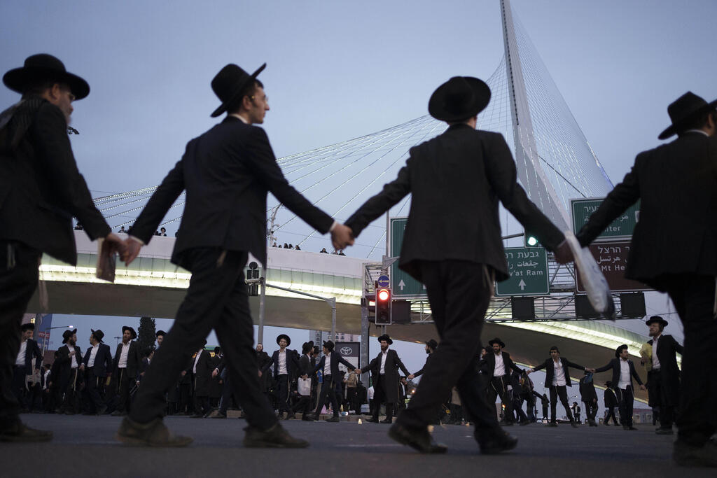 חרדים רוקדים ב מחאה נגד גיוס ל צה"ל ליד גשר המיתרים ירושלים 26.2.24