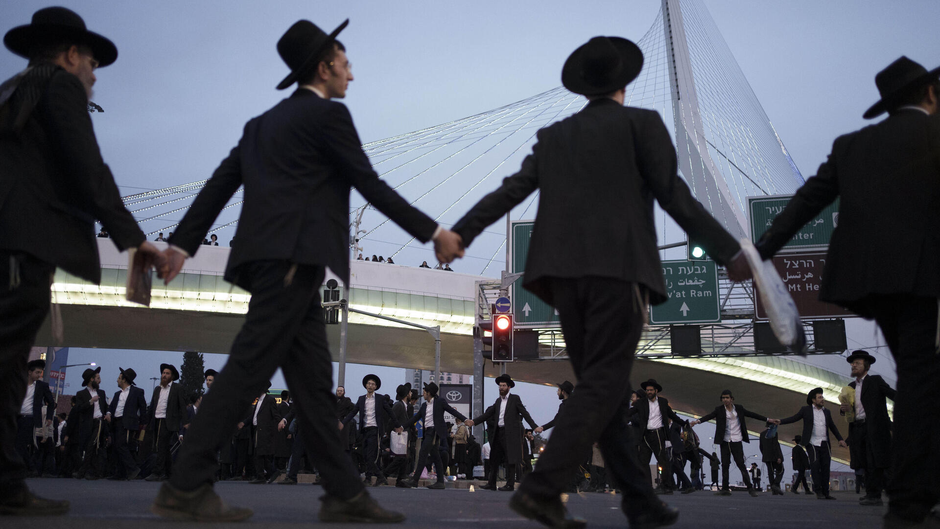 חרדים רוקדים ב מחאה נגד גיוס ל צה"ל ליד גשר המיתרים ירושלים 26.2.24
