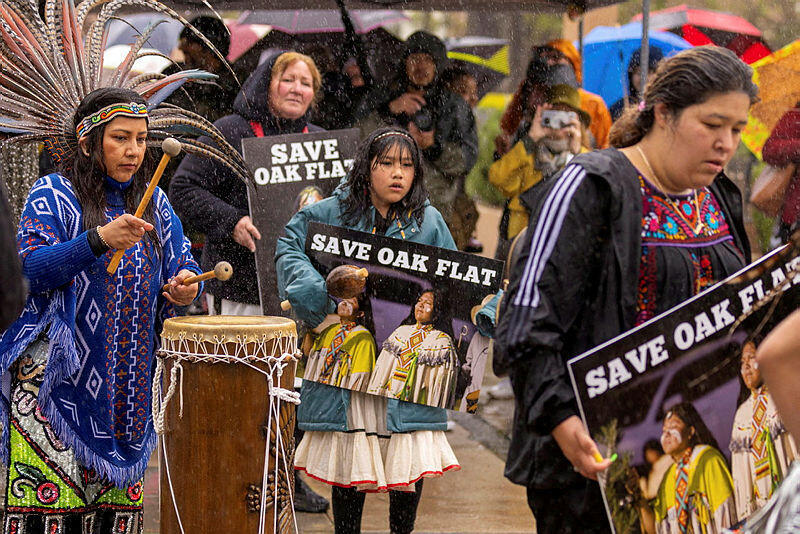 הפגנה של תושבים ילידים ב ארה"ב המבקשים להגן על קרקעותיהם מהפיכתן למכרות נחושת מפגינים מול בית משפט בקליפורניה במרץ 2023