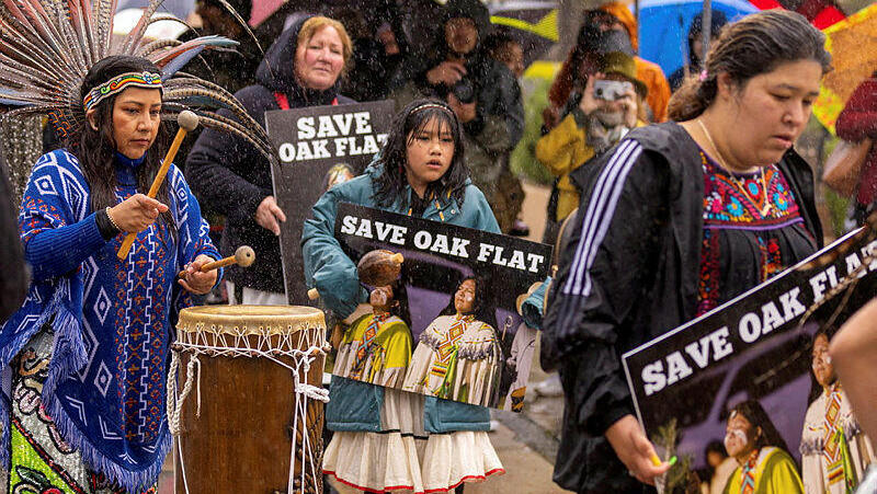הפגנה של תושבים ילידים ב ארה"ב המבקשים להגן על קרקעותיהם מהפיכתן למכרות נחושת מפגינים מול בית משפט בקליפורניה במרץ 2023