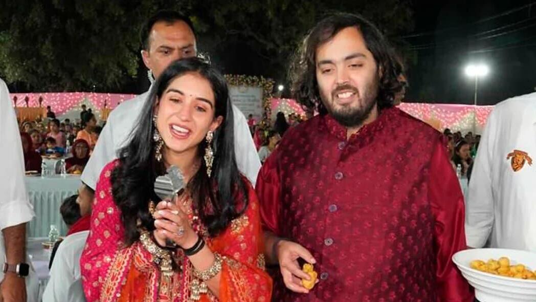 בנו של מוקש אמבאני אננט אמבאני עם ארוסתו במסיבת האירוסין הודו