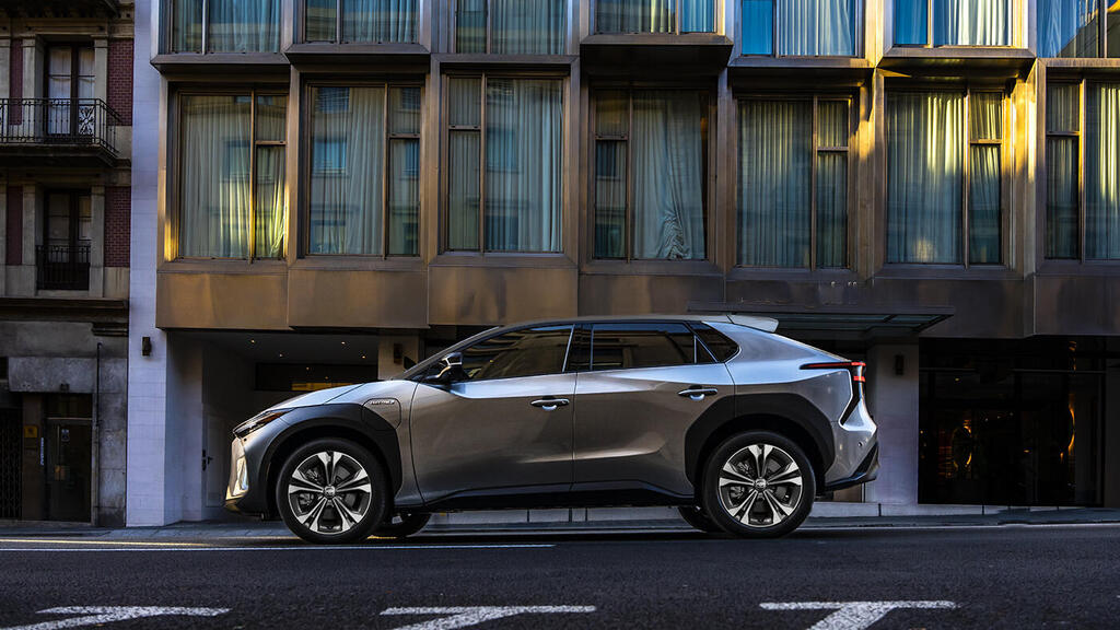 הראשון של טויוטה - bZ4X הוא ה-SUV החשמלי האולטימטיבי למשפחה