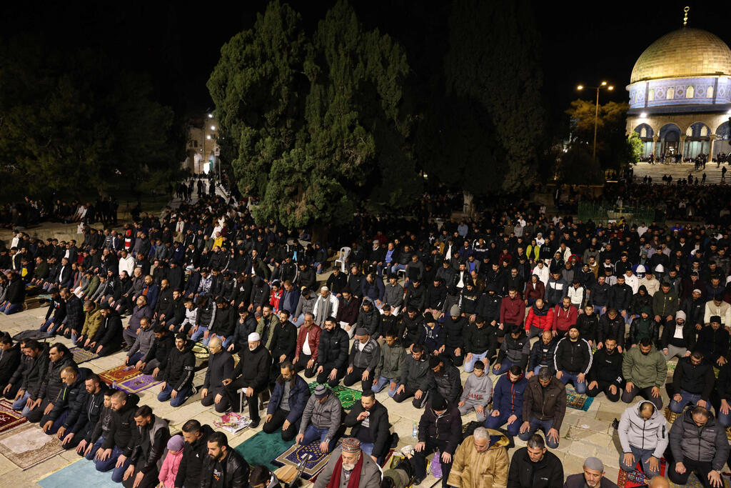 מוסלמים מתפללים בהר הבית ברמדאן