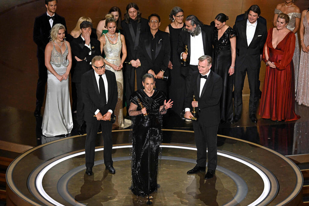 כריסטופר נולאן (במרכז, מימין) מקבל יחד עם צוותו את פרס הסרט הטוב ביותר על "אופנהיימר" אוסקר 2024
