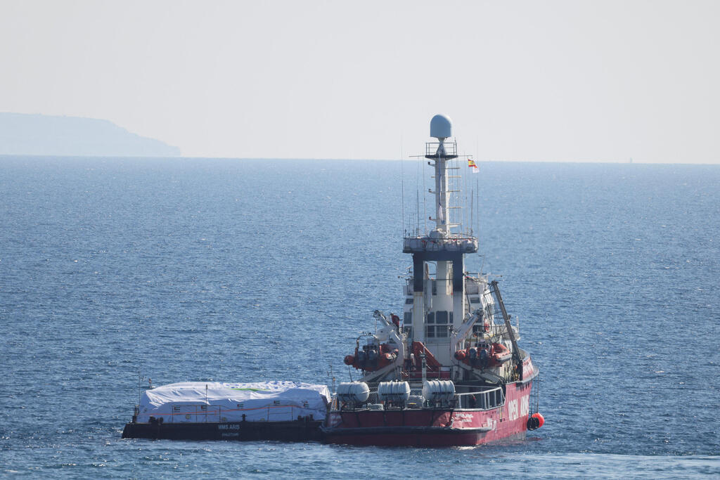 ספינה ספינת סיוע של ארגון מ ספרד Open Arms מפליגה מ נמל לרנקה קפריסין ל עזה