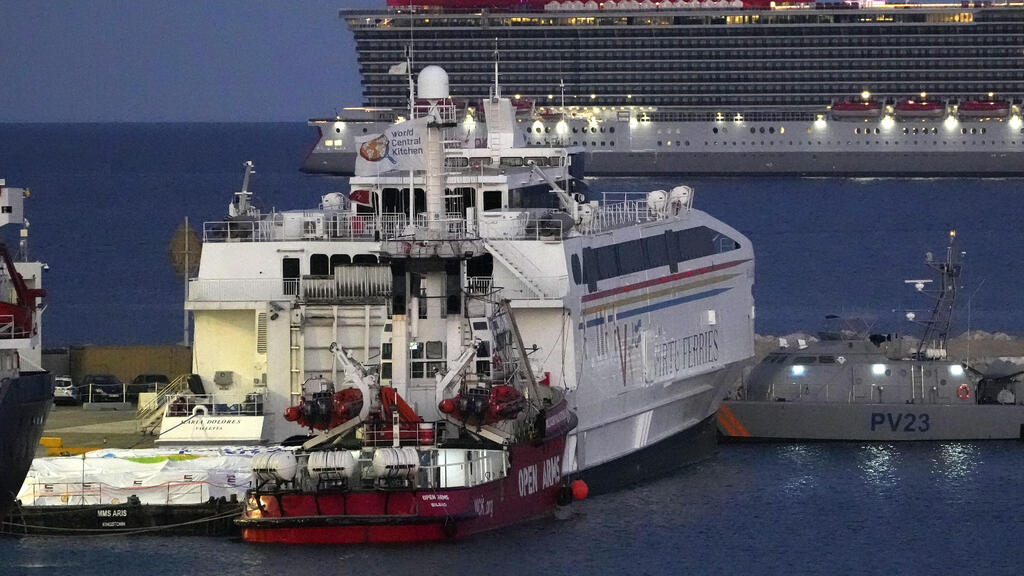 ספינת סיוע של ארגון מ ספרד Open Arms מחכה ב נמל לרנקה קפריסין לצאת ל רצועת עזה מרץ 2024