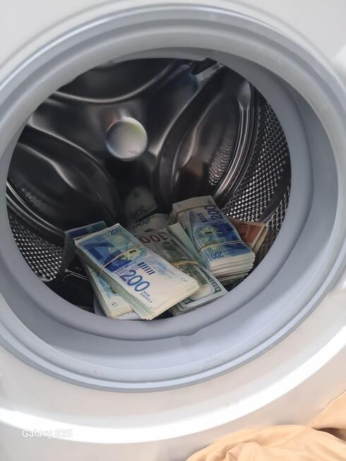 כסף מזומן שנמצא בתוך מכונת הכביסה, צילום: משטרת ישראל