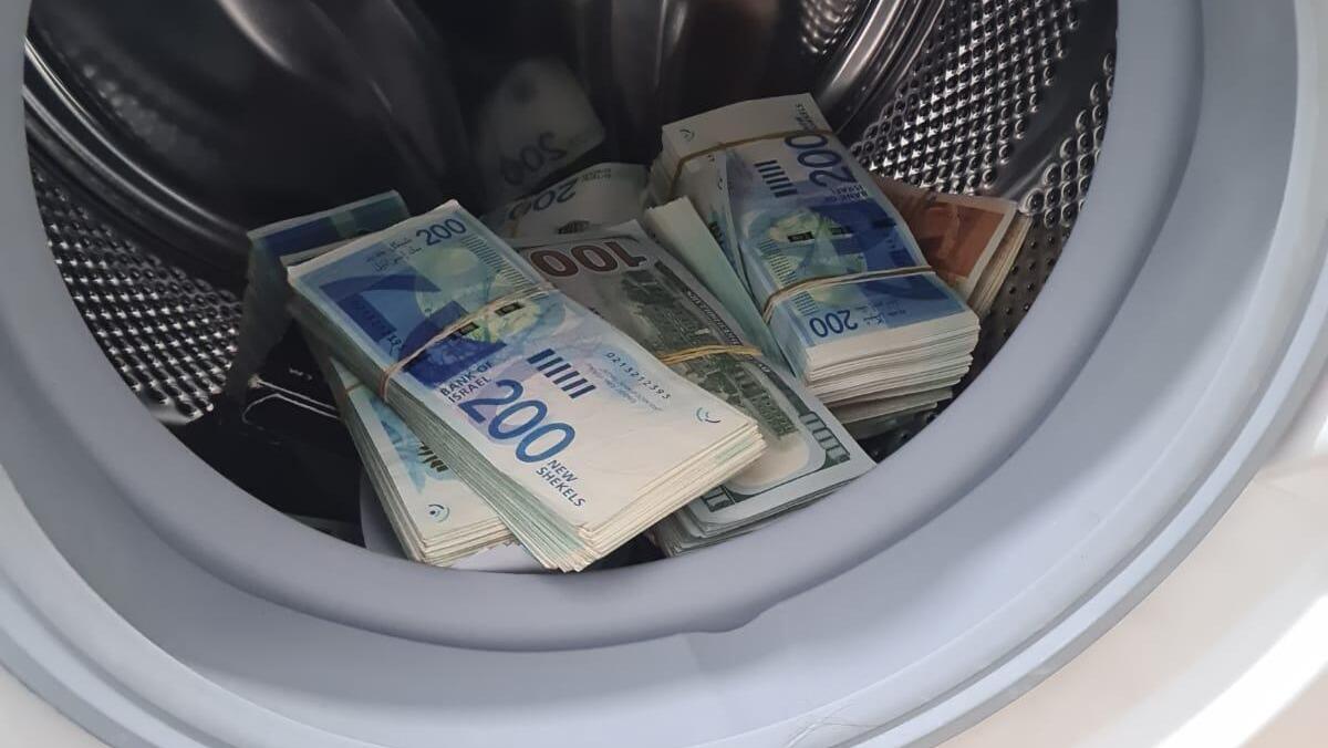 מזומן שנמצא בתוך מכונת כביסה על ידי משטרת ישראל חקירה להלבנת הון
