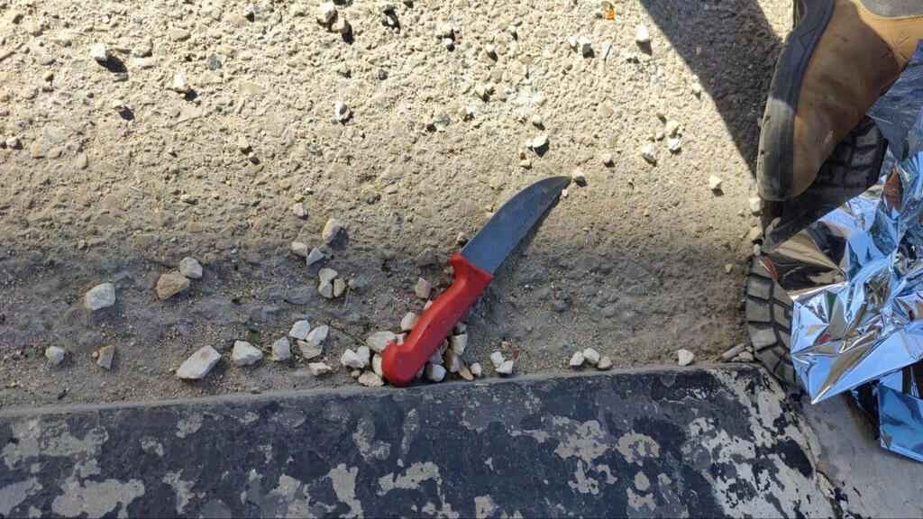 סכין של מחבל זירה פיגוע דקירה מחסום המנהרות ירושלים